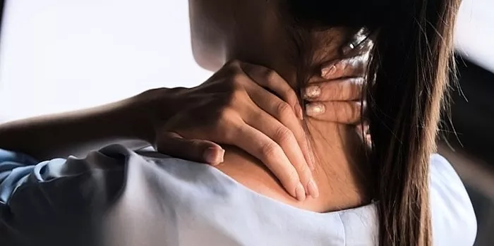 Nedrťte si stavce: 3 ľahké cviky na bolesť krku