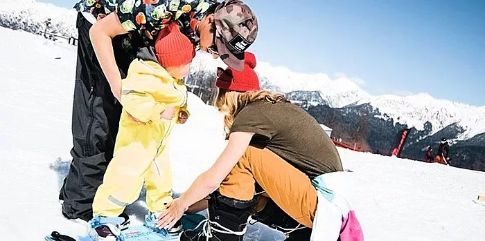 Utasítás a szülőknek: hogyan tegye gyermekét egy snowboardra?