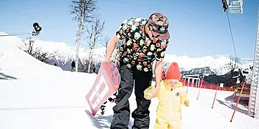 Mga tagubilin para sa mga magulang: paano ilagay ang iyong anak sa isang snowboard?