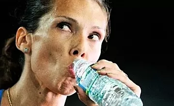 Har en fråga: ska jag dricka vatten medan jag joggar?