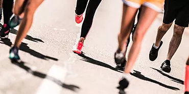 Pasitikėjimas bėgimo galia: kaip mokyti ir padėti labdaros fondui?