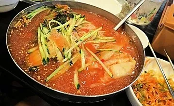 Gorąca zupa kimchi