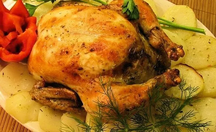 Przepisy na gotowanie całego kurczaka w piekarniku, kuchence mikrofalowej i multicookerze