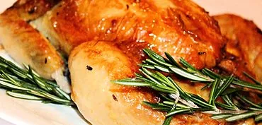 Oppskrifter for matlaging av en hel kylling i ovnen, mikrobølgeovn og multikoker