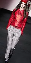 Nota fesyen: bagaimana dan dengan apa yang harus memakai jaket merah kulit?