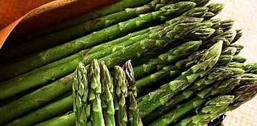 Verdifulle egenskaper og kaloriinnhold i forskjellige typer asparges