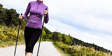 Nordic Walking: Wie man mit Hilfe von Stöcken die Lungenfunktion wiederherstellt und die Immunität erhöht