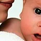 Apa yang ditunjukkan oleh bau asam dari kotoran bayi?