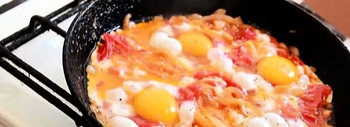 ארוחת בוקר מושלמת לכל המשפחה: מתכונים לביצים טרופות ועגבניות