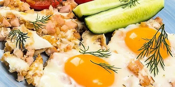 Idealne śniadanie dla całej rodziny: przepisy na jajecznicę i pomidory