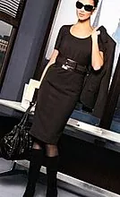 現代の女性のワードローブのクラシックなスタイルの服