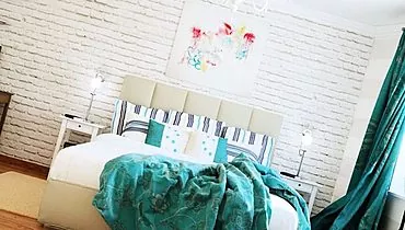 Izveicīga krāsu kombinācija guļamistabas interjerā