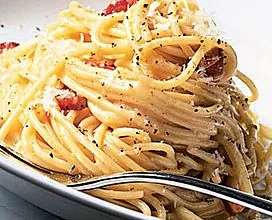 Kuinka valmistaa ja tehdä oikea kastike carbonara-pastalle?