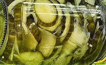 Ulubiona przekąska do wódki: nauka gotowania kiszonych ogórków z marchewką i cebulą