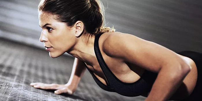 女性锻炼：如何在家锻炼胸肌