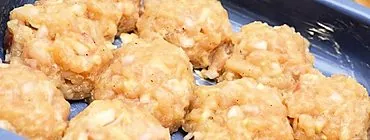 Almôndegas de frango picadas: maneiras de preparar um prato delicioso, suculento e aromático