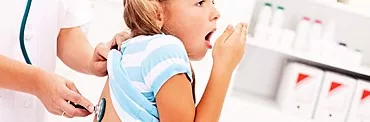 Hvesing når du puster inn et barn: årsaker og behandlingsmetoder
