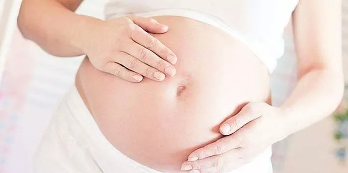 Fausse grossesse: qu'est-ce qui a causé le phénomène, comment aider une femme à s'en débarrasser?