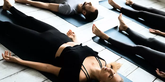Yoga bergerak: semua perkara yang perlu diketahui oleh pemula mengenai amalan tenaga
