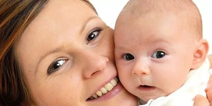 Når endres øyenfargen hos nyfødte, og hvilke faktorer påvirker denne prosessen?