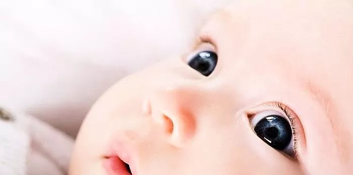 Når endres øyenfargen hos nyfødte, og hvilke faktorer påvirker denne prosessen?