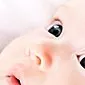 מתי משתנה צבע העיניים אצל תינוקות, ואילו גורמים משפיעים על תהליך זה?