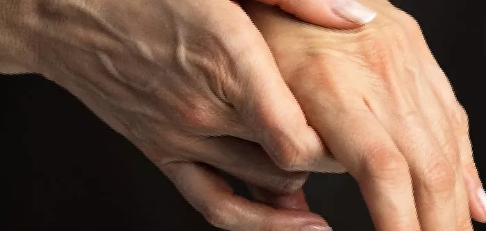 En stöta på armen under huden på handleden: orsaker och behandlingar