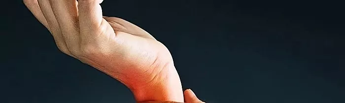 En stöta på armen under huden på handleden: orsaker och behandlingar