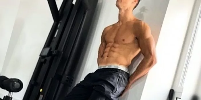 Το Bodybuilder Sean Reza έχει λιγότερο σωματικό λίπος από τον Ρονάλντο. Πώς έφτιαξε το σώμα του;
