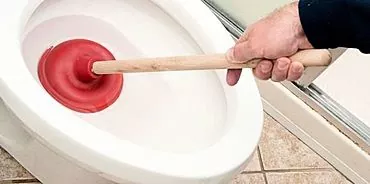 انسداد توالت را با وسایل بداهه پاک می کنیم