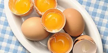 Menyiapkan syampu telur di rumah