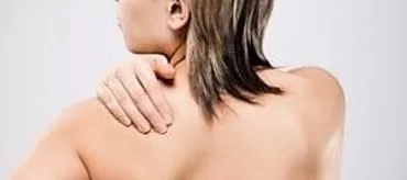 Hva indikerer smertene under venstre skulderblad?