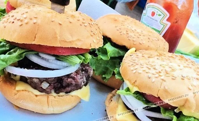 Hamburger buatan sendiri: rahsia memasak