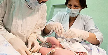כיצד לעורר את הלידה בבית החולים ואיך לעשות זאת בעצמך?