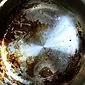 즉석 수단으로 에나멜 요리를 청소하는 방법
