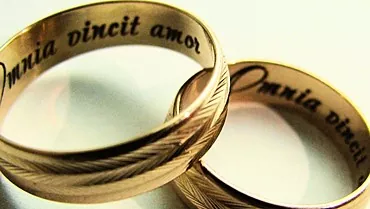 Ukiran pada cincin perkahwinan: contoh prasasti dan petua untuk pemilihannya