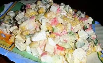 Salat med mais og krabbepinner