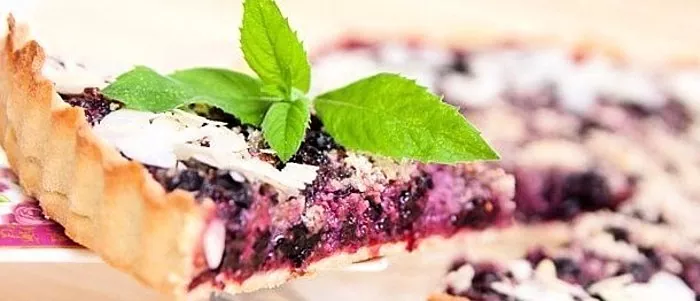 Kek blackcurrant: cara menyiapkan karya masakan untuk meja perayaan