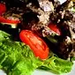 Savoureuse, satisfaisante et bon marché - salade au foie de poulet et champignons
