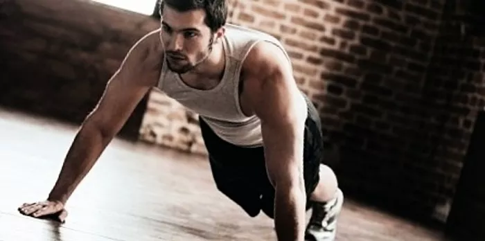 Een kwalitatieve benadering: 5 oefeningen die u leren om pushups goed te doen