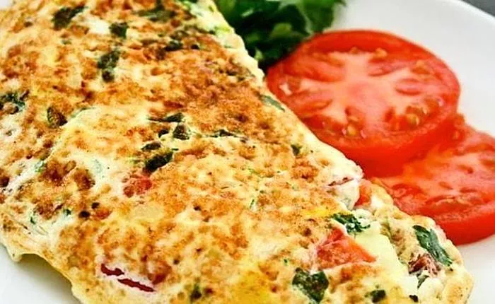 Giunsa magluto ang usa ka omelet sa microwave: yano ug dali nga paagi