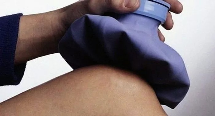 Pourquoi du liquide apparaît-il dans l'articulation du genou, comment s'en débarrasser?