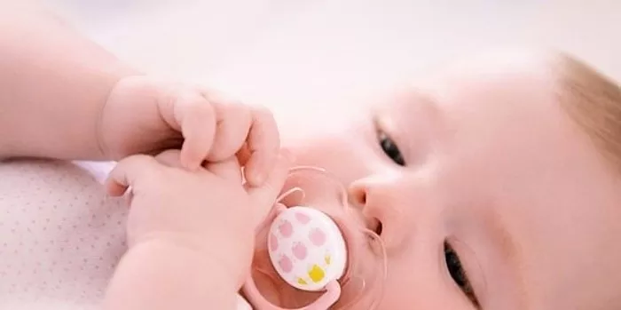 Com ensenyar a un bebè a mugró i s’hauria de fer?