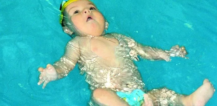 Nedar per a nadons: per què és necessari i com ensenyar-lo a nedar