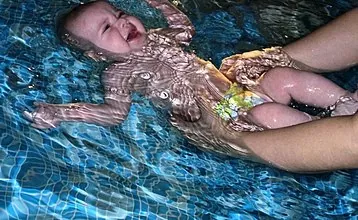 Peldēšana zīdaiņiem: kāpēc tā nepieciešama un kā iemācīt mazulim peldēt