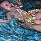 Berenang untuk bayi: mengapa dibutuhkan dan bagaimana cara mengajari bayi Anda berenang