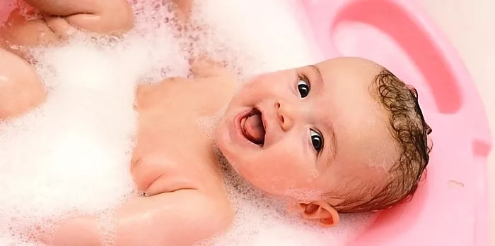 Suhu air untuk memandikan bayi yang baru lahir, cadangan umum untuk ibu bapa