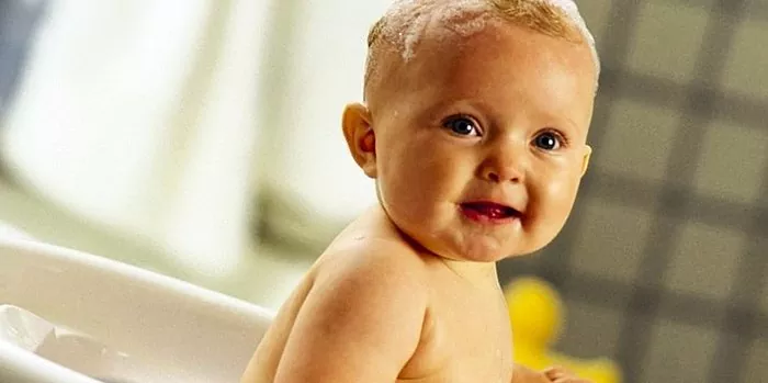 Suhu air untuk memandikan bayi yang baru lahir, cadangan umum untuk ibu bapa