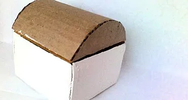 Baú do tesouro feito de papelão