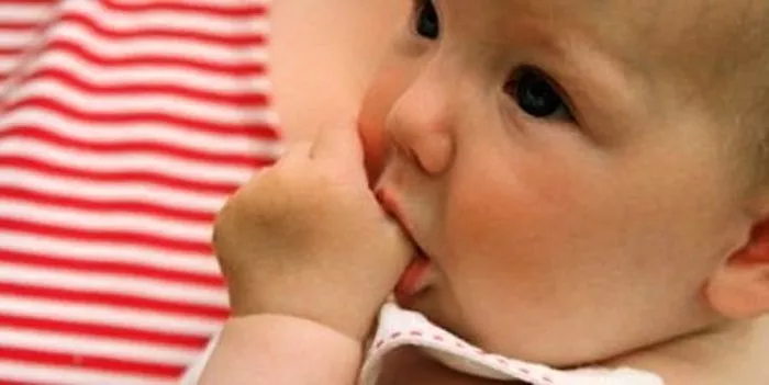 Berurusan dengan kebiasaan buruk bayi: menyapih tangan anak dan menghisap jari?